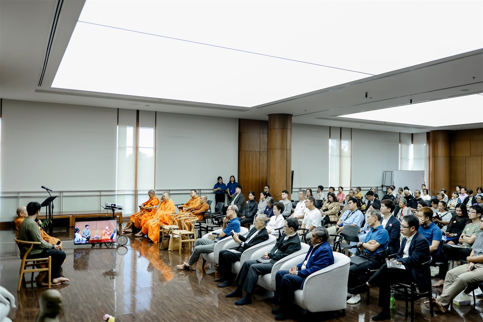 บรรยากาศภายในห้องปฏิบัติธรรม ชั้น 2